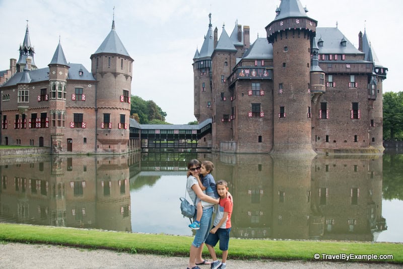 Traveller of the Month: Elena from Travel Captures 4 Elena with her children in front of a castle in the Netherlands